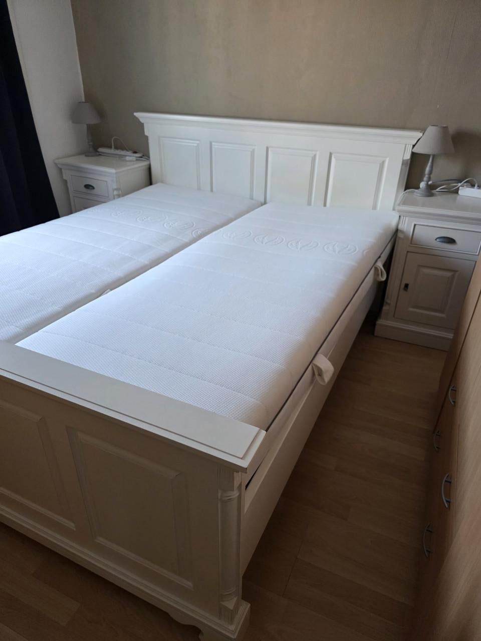 Bed met nachtkastjes