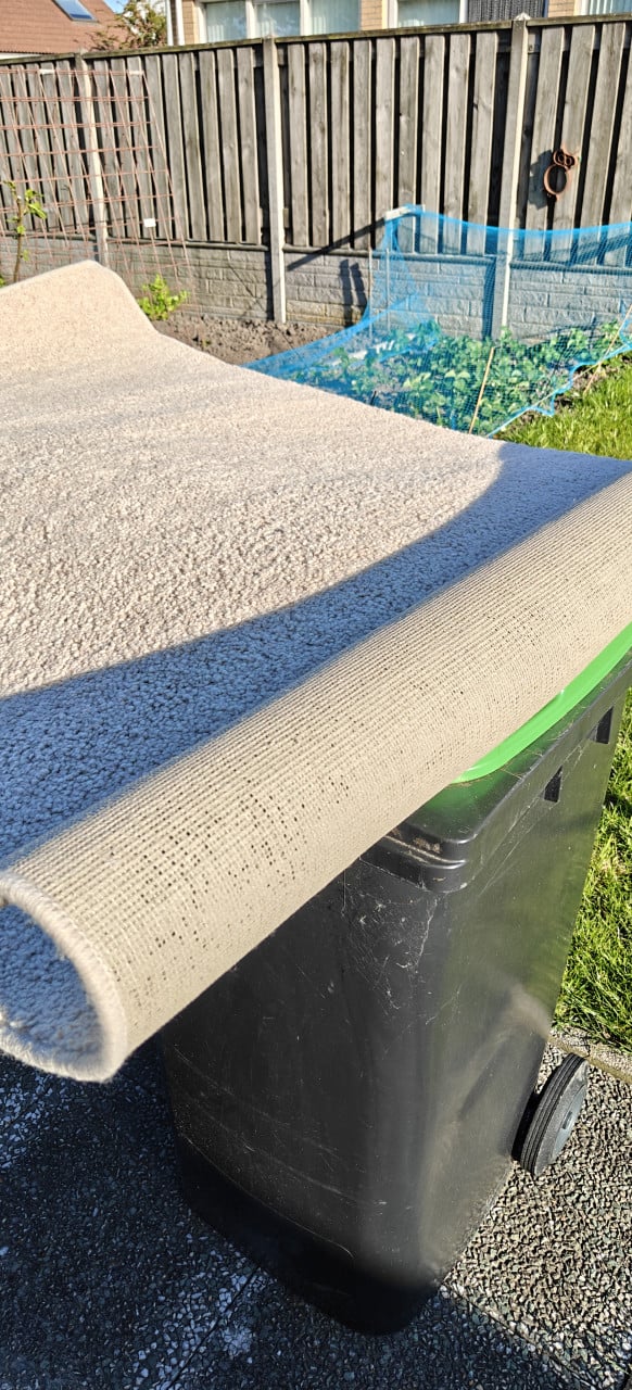 Te Koop Vloer Kleed 135 cm x 185 cm.