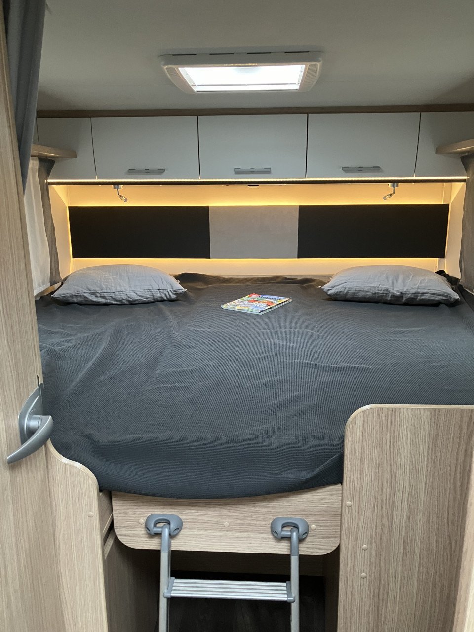 Prachtige 4 pers. automaat camer huren / Te koop  camper Sunlight T 68