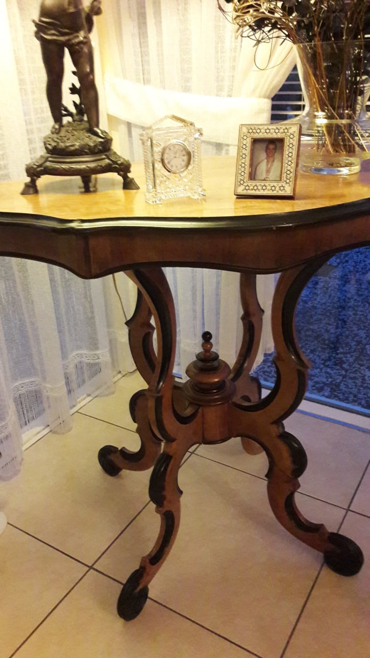 Div. oude stoelen en andere te koop