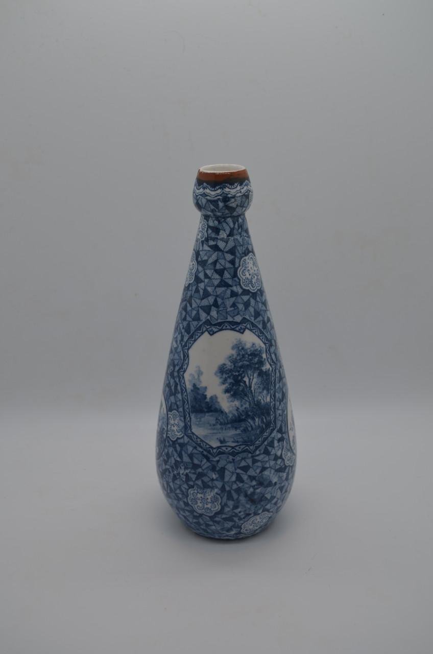 Leuk Delftsblauw vaasje in prima staat, gemerkt op de bodem.