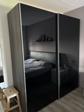 Kledingkast met bijpassende nachtkastjes