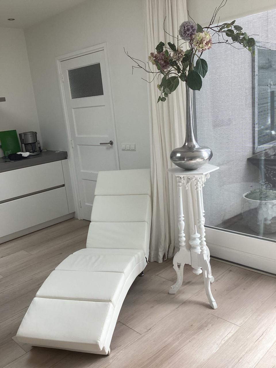 Mooi witte loungebank 1 jaar oud zgan kunstleer