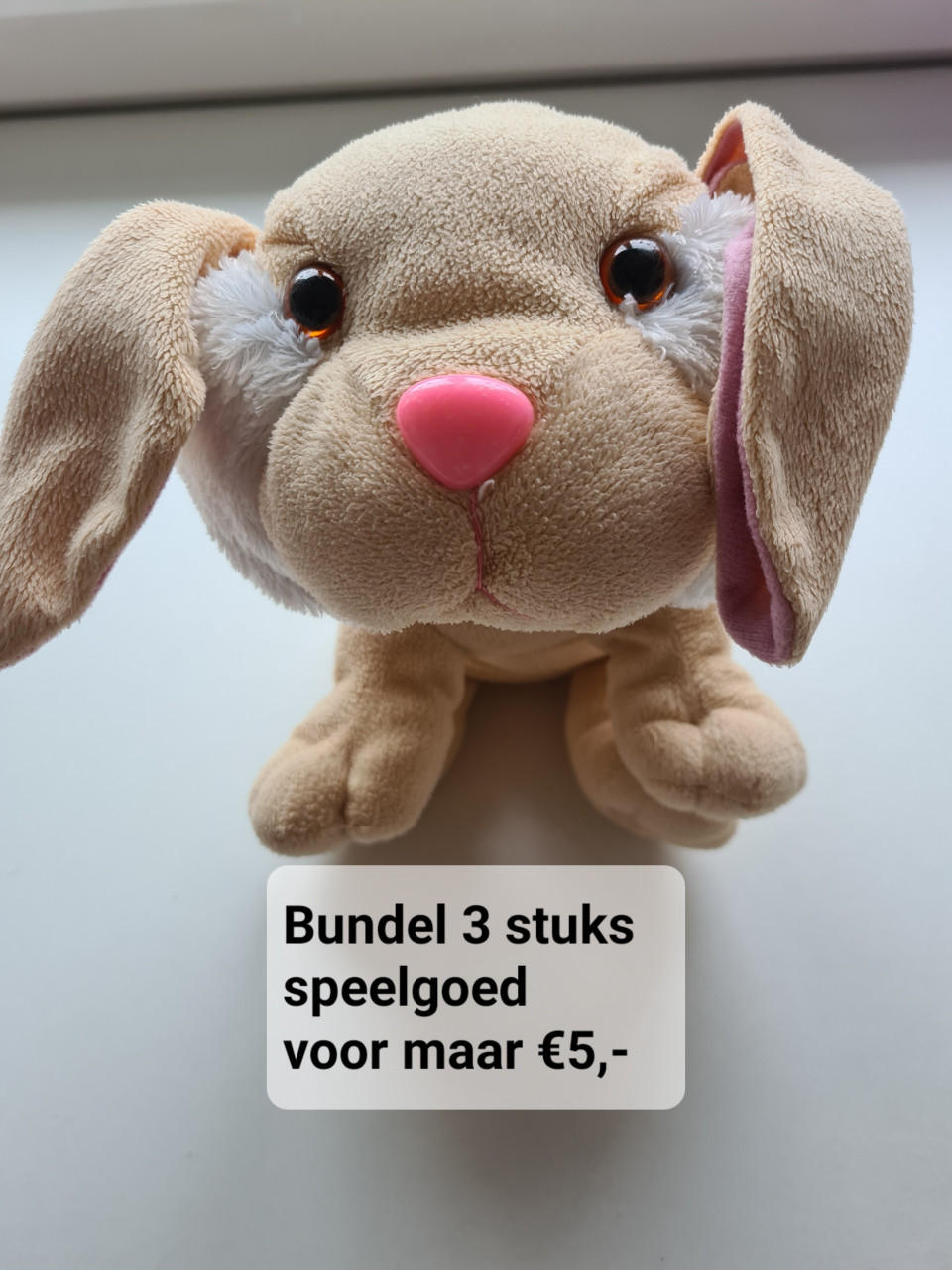 Deze schattige knuffel hond is in uitstekende staat, zo goed als nieuw.