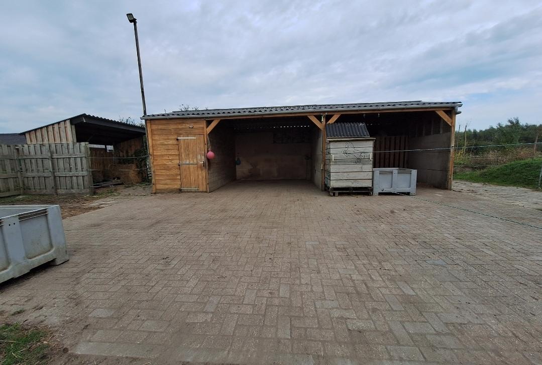 Wei met stal te koop