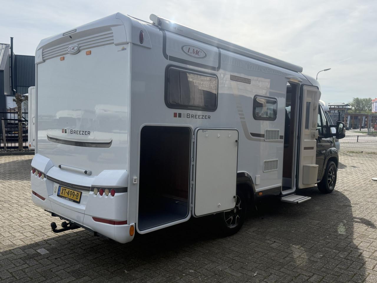 LMC Breezer V646G. Black-line ( 2x lengte bedden, zeer netjes ,dak airco)