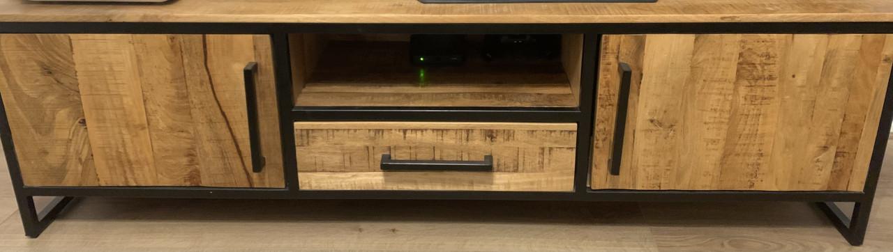 Akola tv-meubel mangohout met zwart met gepoedercoat frame. De afmeting z