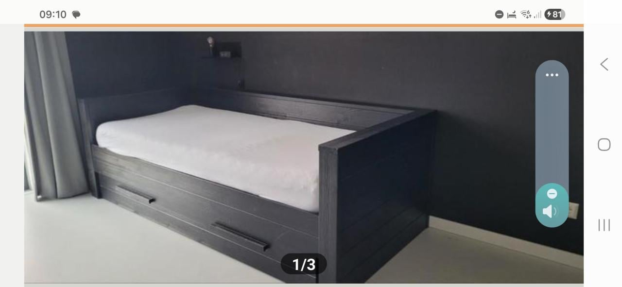 Zwart stoer eenpersoons bed