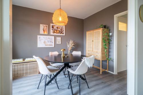 Eettafel en stoelen