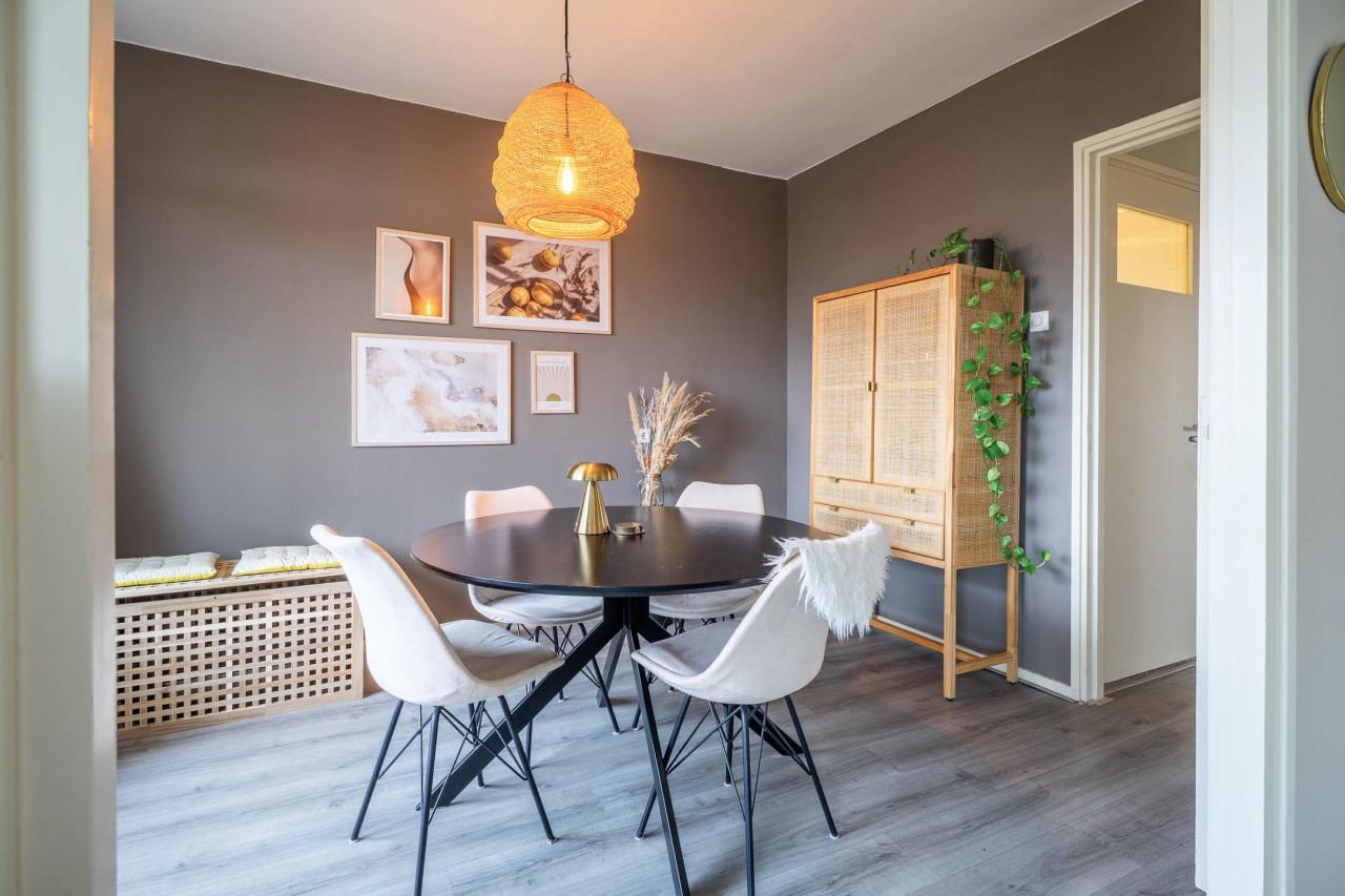 Eettafel en stoelen