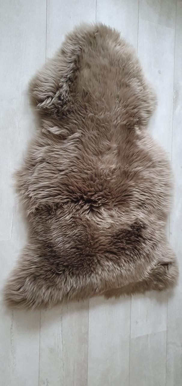 Schapenvacht taupe kleurig in goede staat!