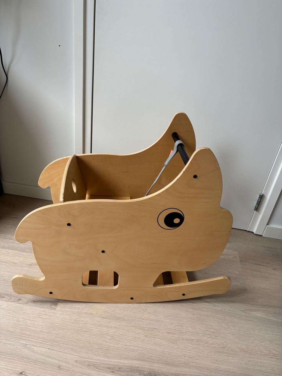 Hobbelpaard (neushoorn) van Done by Deer