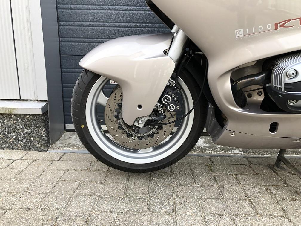 In nieuwstaat zijnde BMW R1100RT uit 2001 met slechts 59dkm, €1995,-
