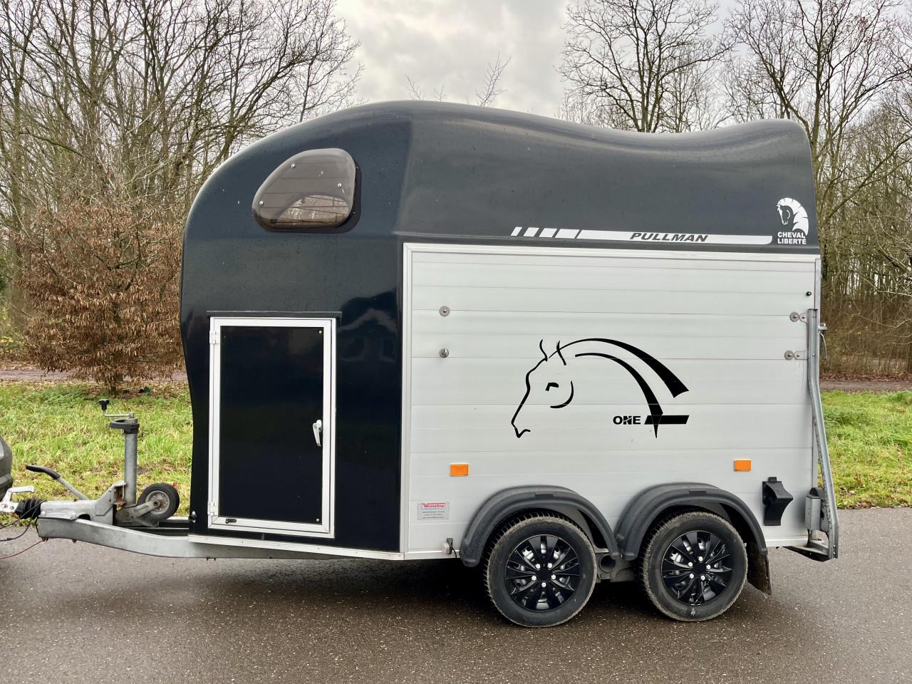 Volledig aluminium Cheval Liberte Gold One met zadelkamer en klep/deur