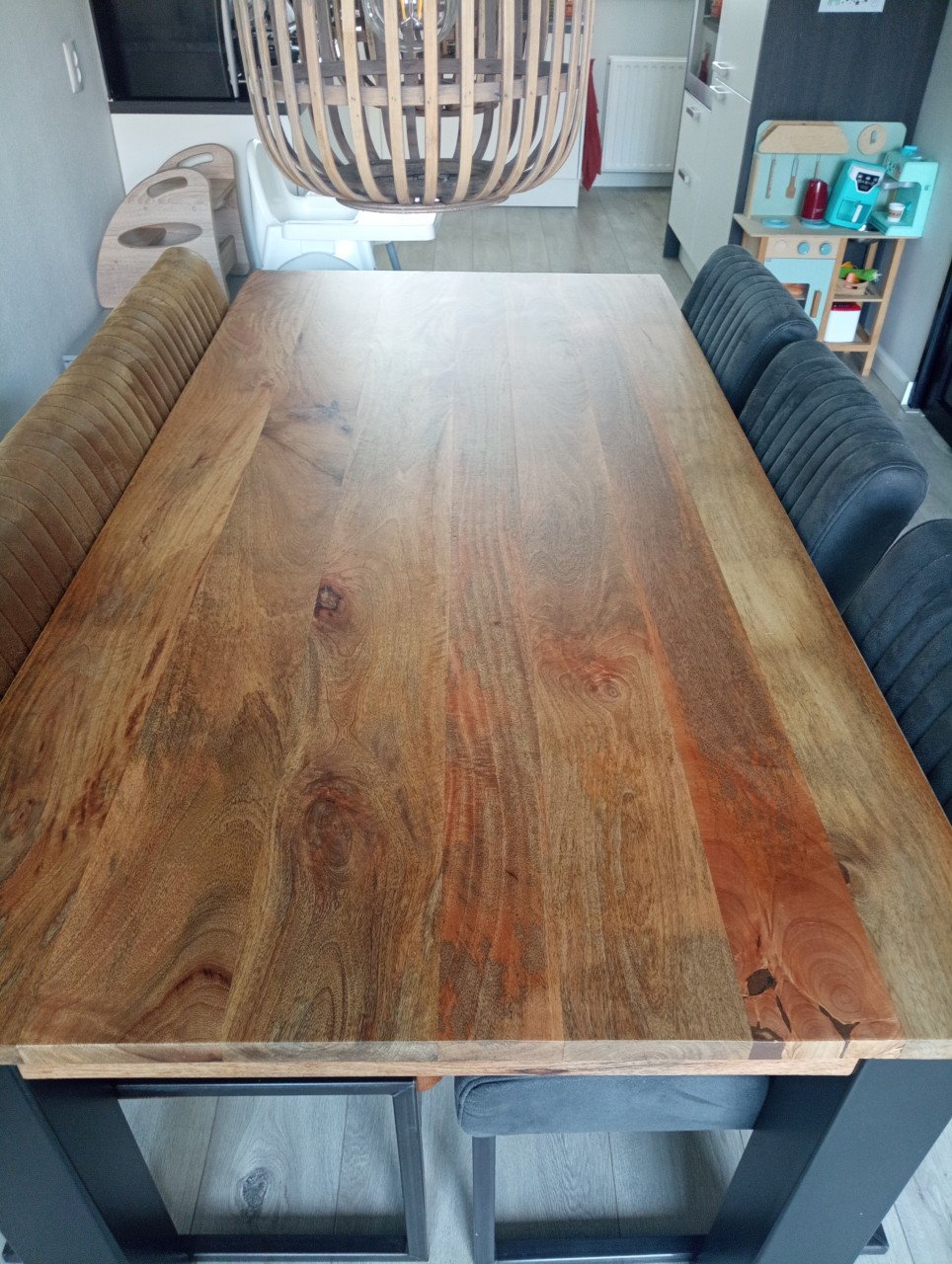 Mango houten eettafel 180 x 90 cm. Hoogte 77 cm