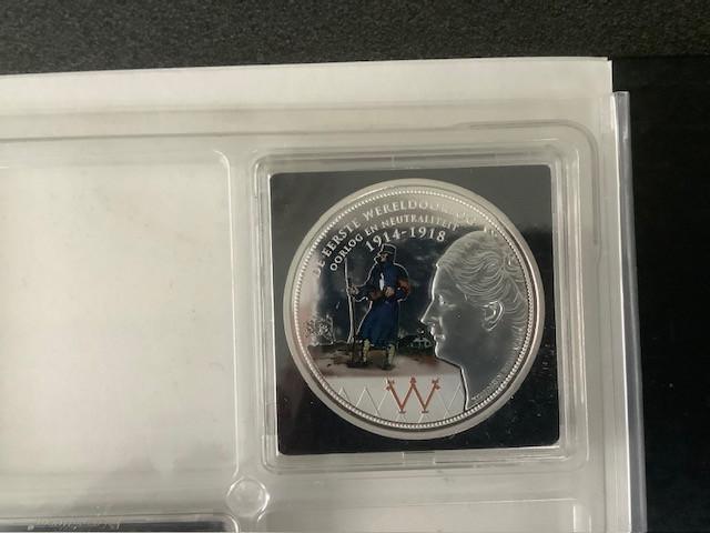 7 penningen uit de collectie “Nederland Herdenkt”.