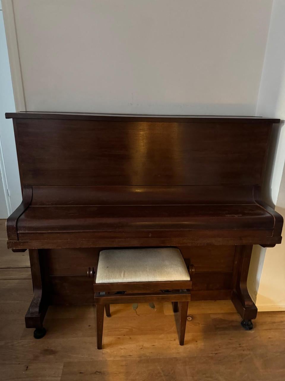 Piano Perzina 1954