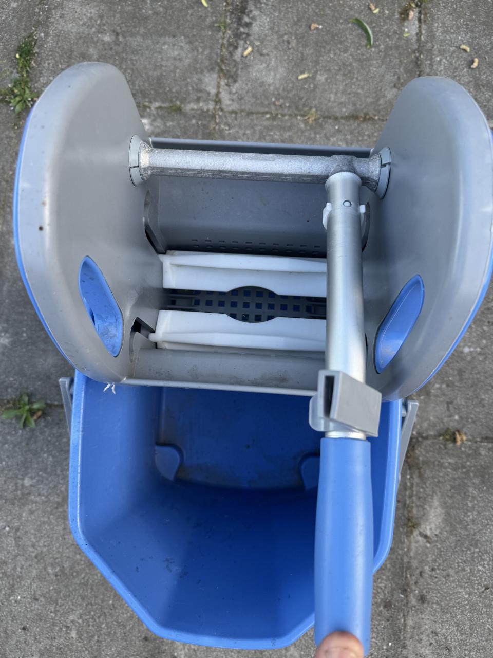 Dweil emmer op wielen met  pers & mop