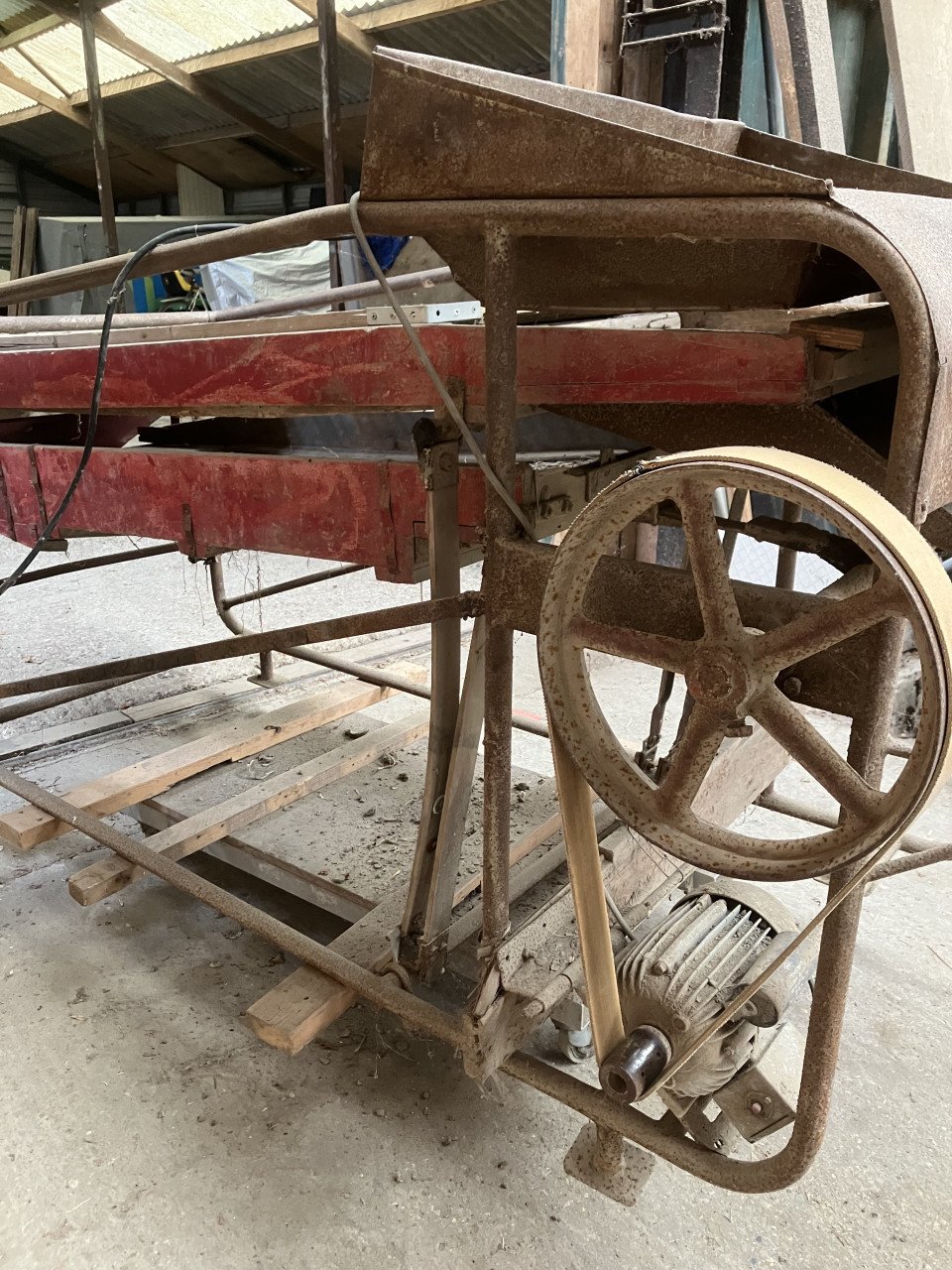 Aardappelsorteerder op motor werkend, oude