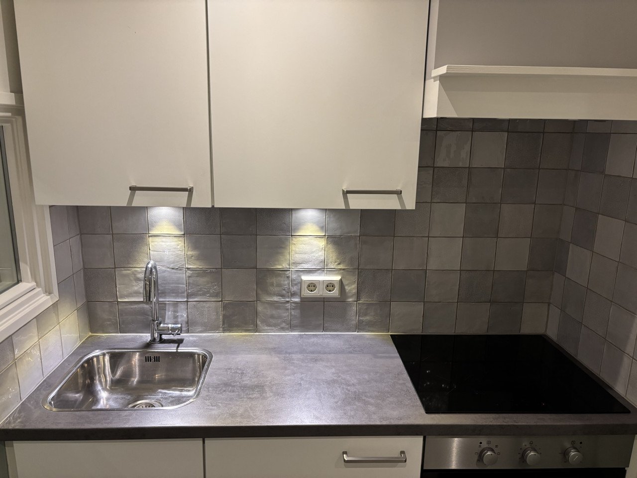 Compacte keuken met apparatuur