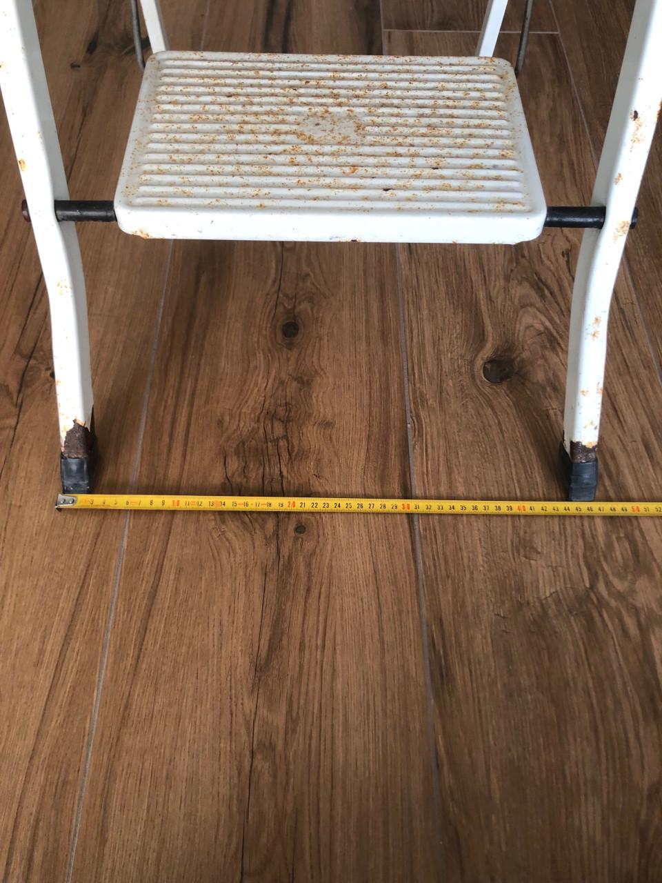 Wit trapje met 2 treden - handig voor in huis of in de tuin.