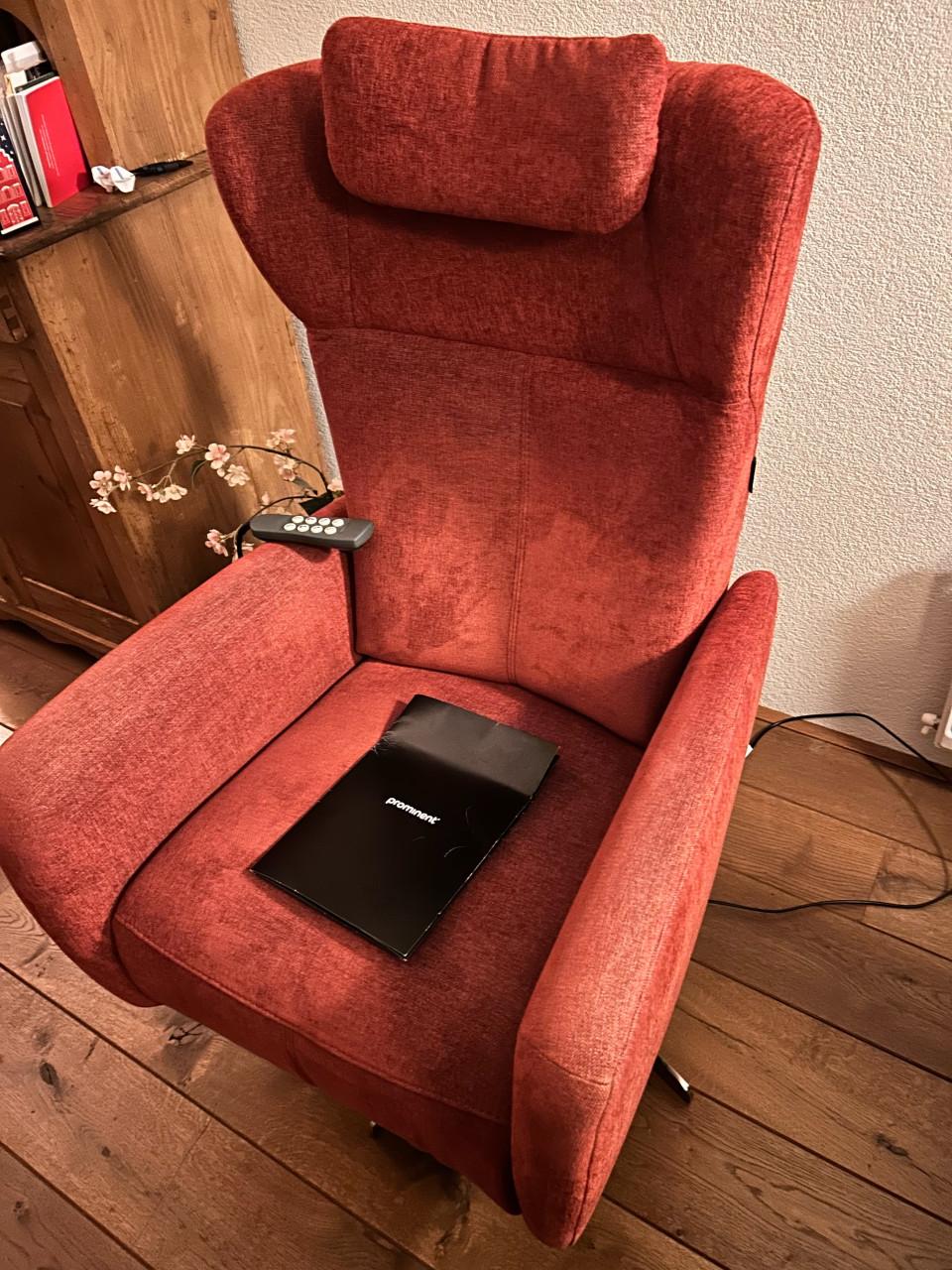 Te koop Prominent sta op fauteuil