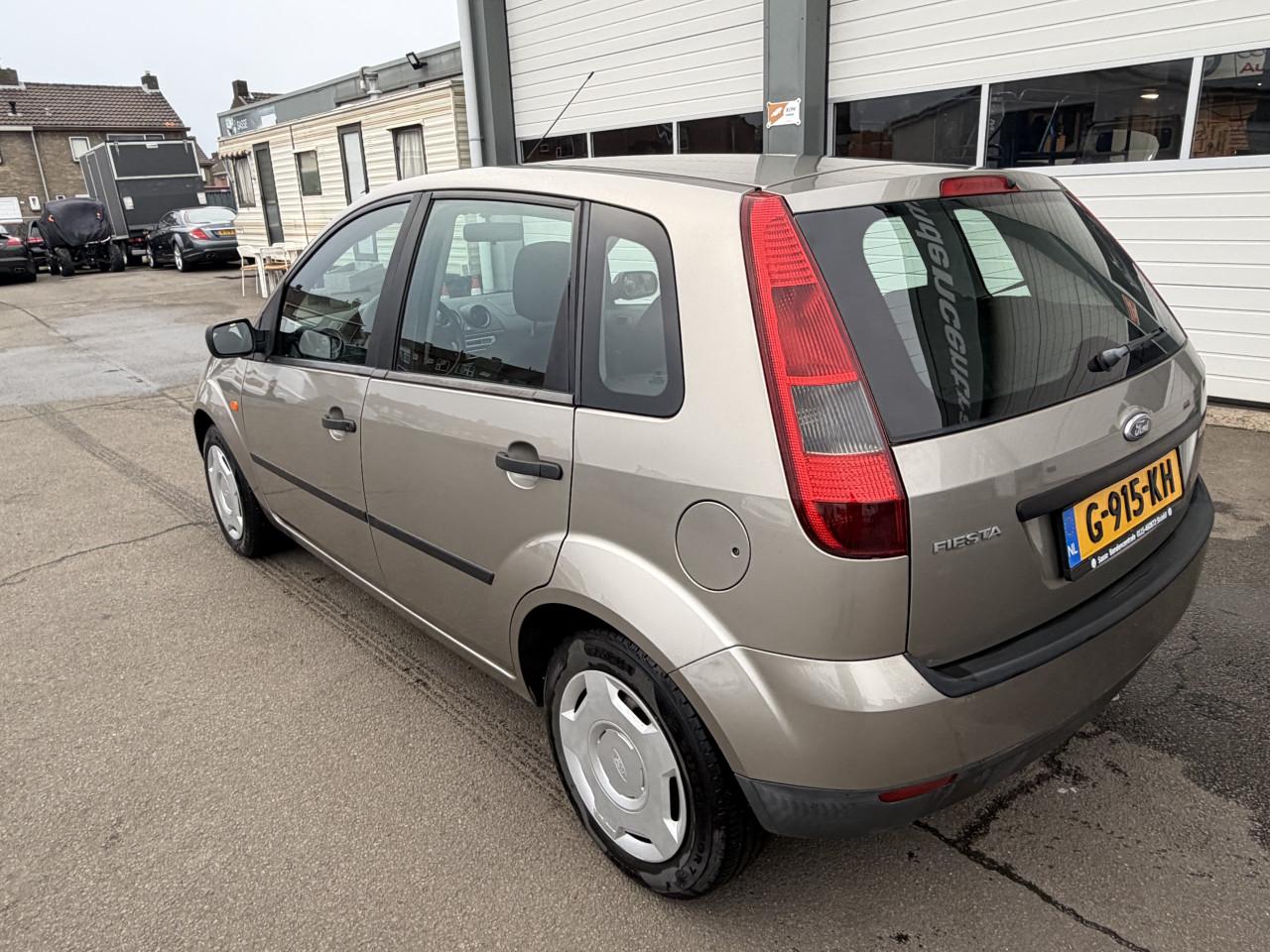 Ford Fiesta 1.3i Ambiente 5 deus ! ! !