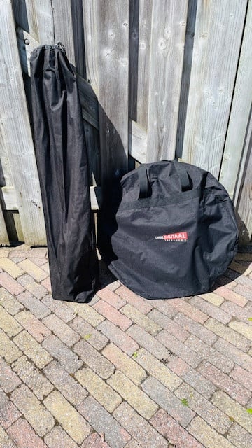 Sattelietschotel met statief, draagtas en digitale sattelietontvanger.
