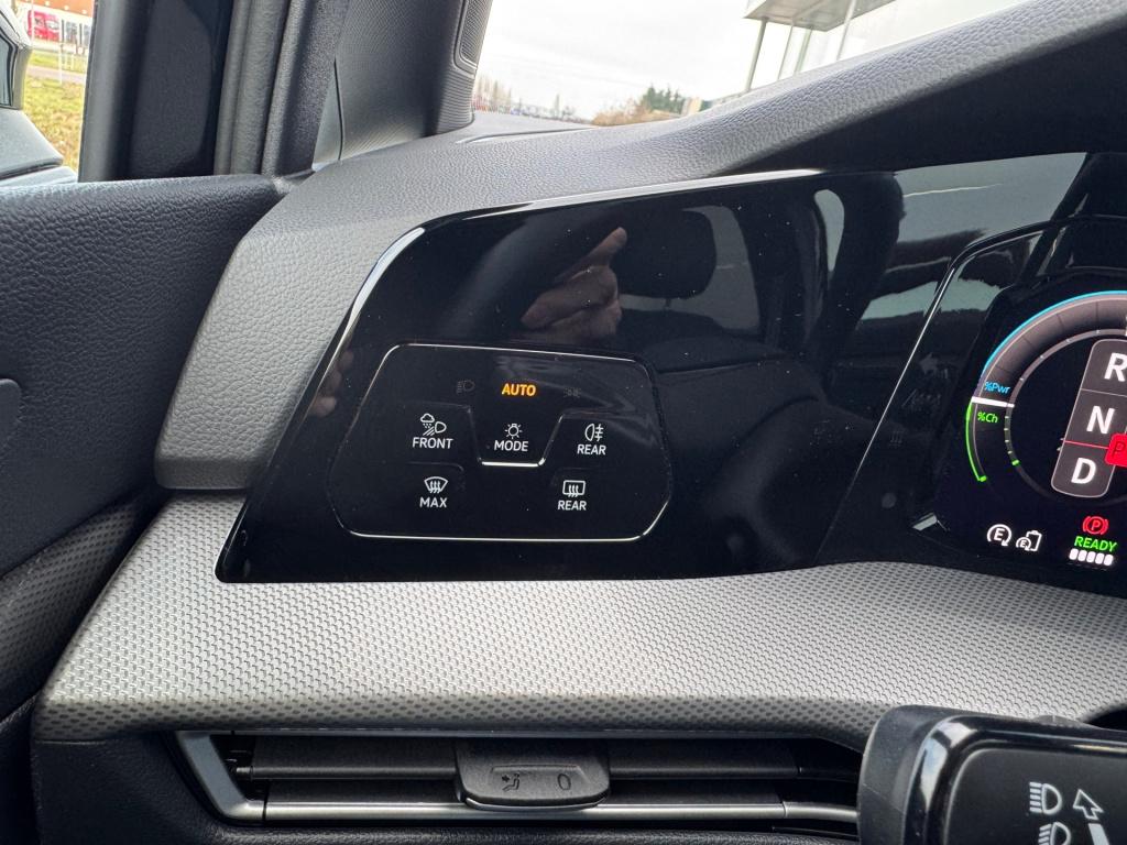 Volkswagen Golf 1.5 ehybrid 50 edition automaat , elektrische voorstoelen, 