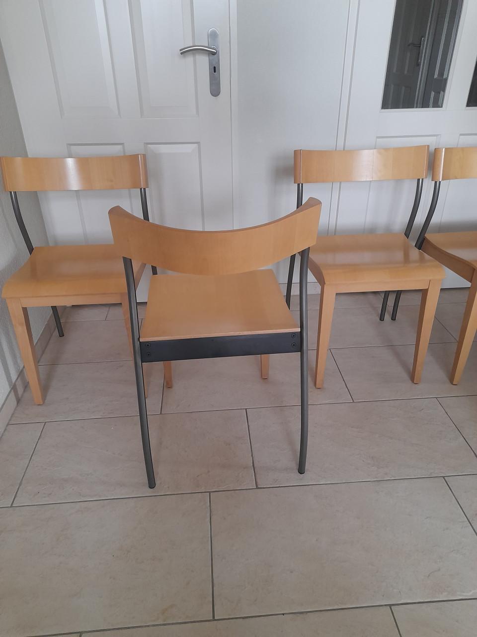 5 stapelbare stoelen ( in goede staat )
