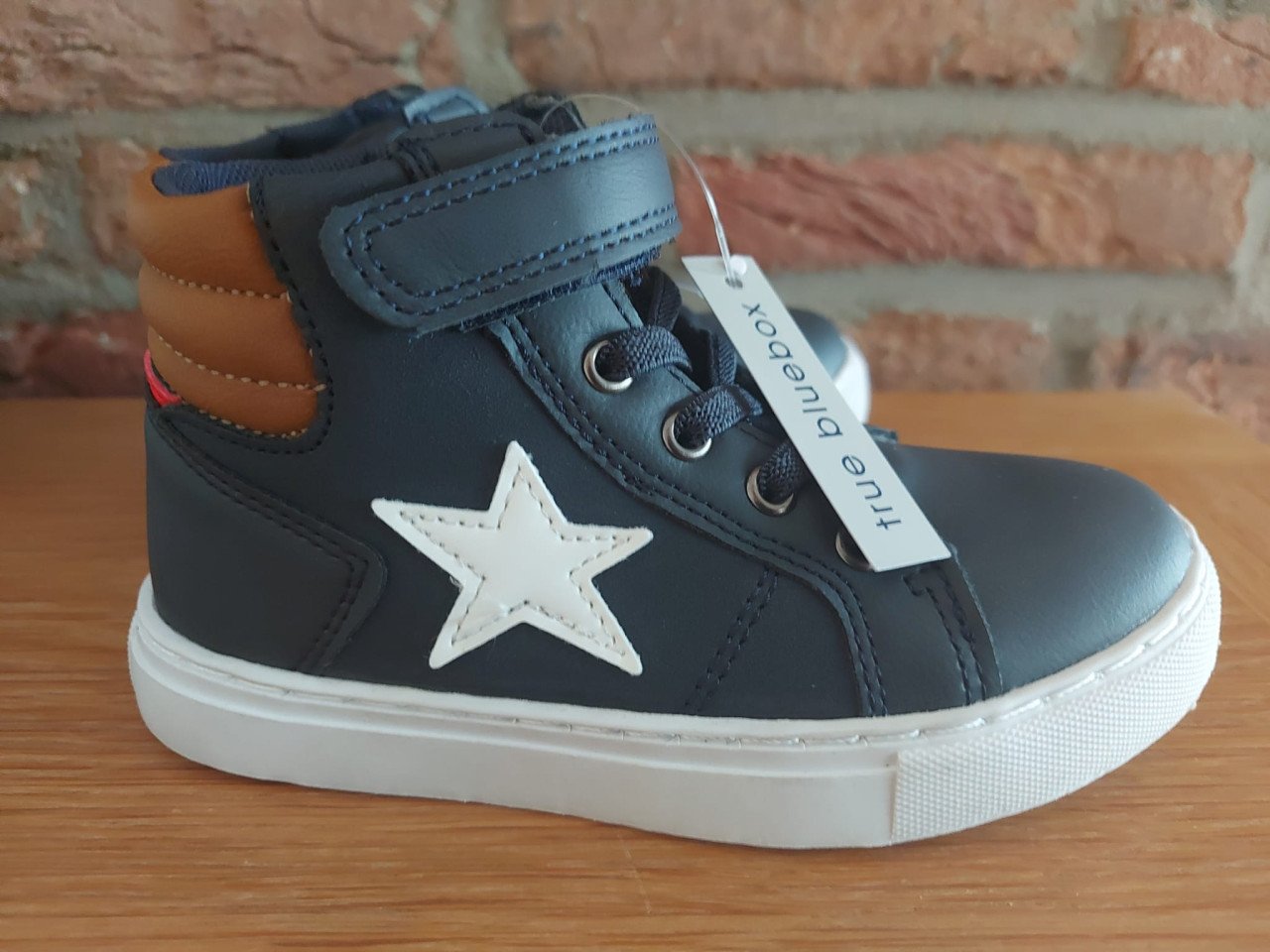 Splinternieuwe sneakers (met kaartje eraan) | vaste prijs: €10,-