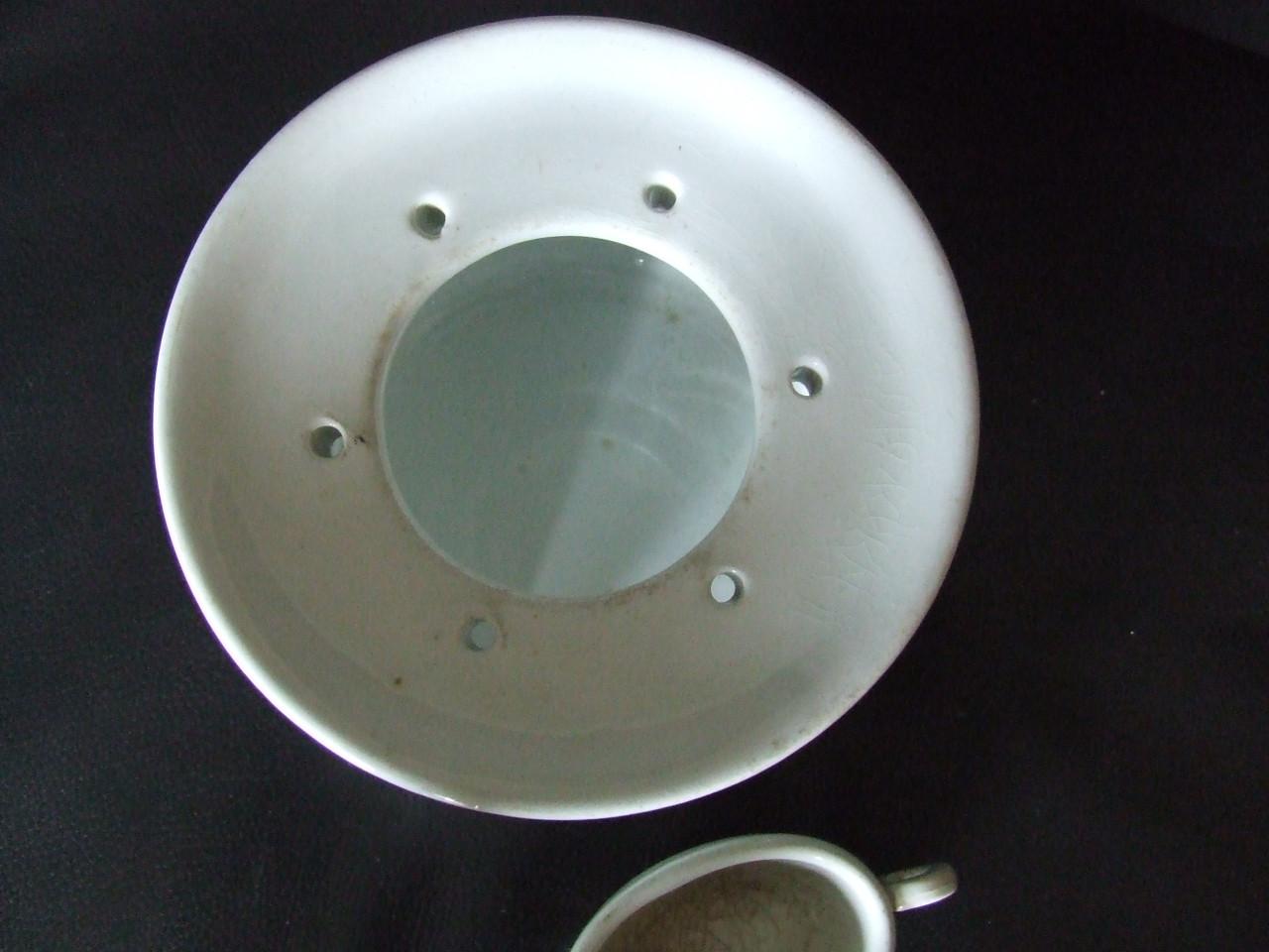 Petrus Regout wit theelicht op pootjes met vetschuitje