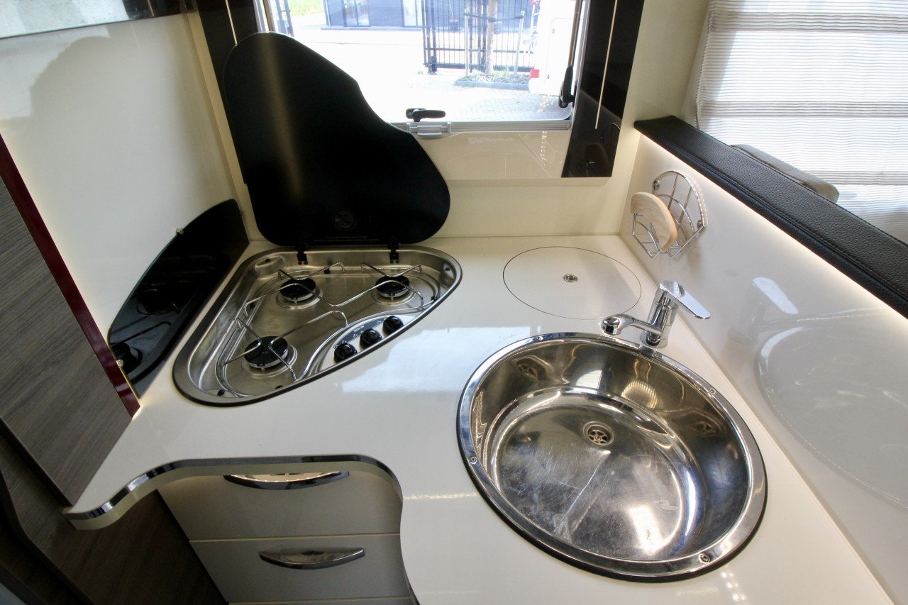 Mclouis Carat 479G (Queensbed+Hefbed, 29000KM, Nieuwstaat!!!)