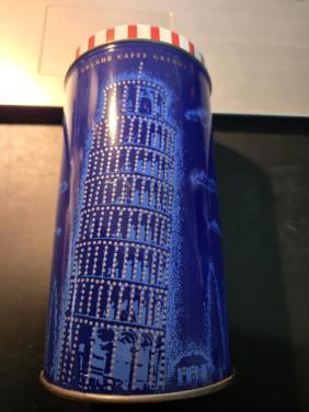 Bolletje "Caffe Grande" blik met een afbeelding van de Toren van Pisa.