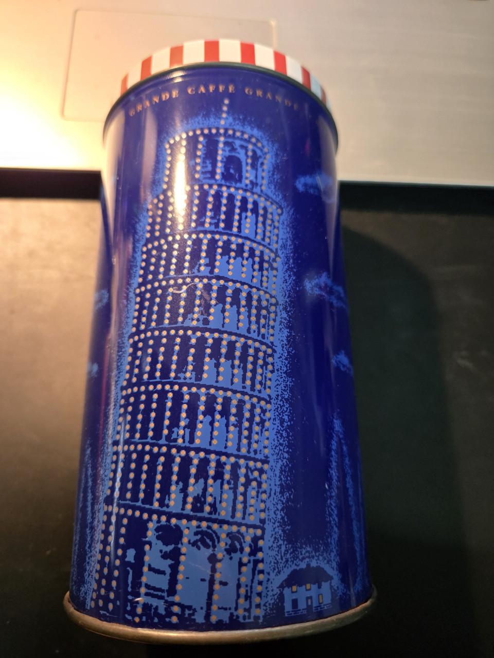 Bolletje "Caffe Grande" blik met een afbeelding van de Toren van Pisa.