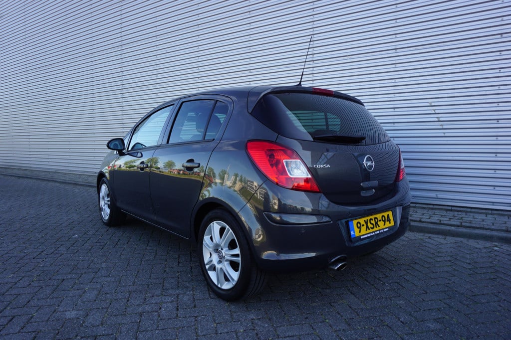 Opel Corsa 1.4-16v blitz airco / navi / cruise / elektr. ramen / parkeers. 