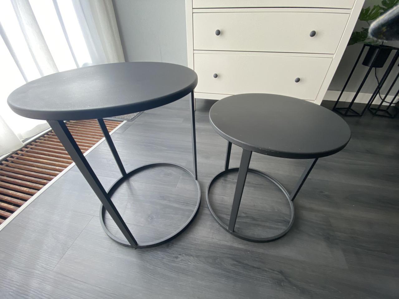 2 zwarte metalen salon tafeltjes