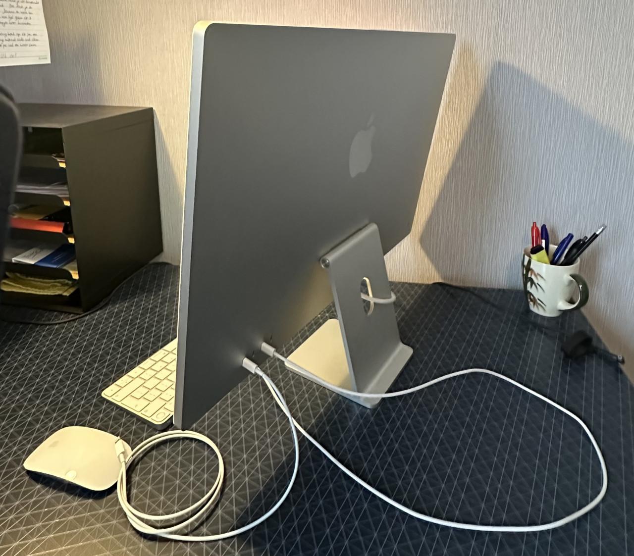 Apple iMac 24" M1. 16GB RAM.  512GB SSD