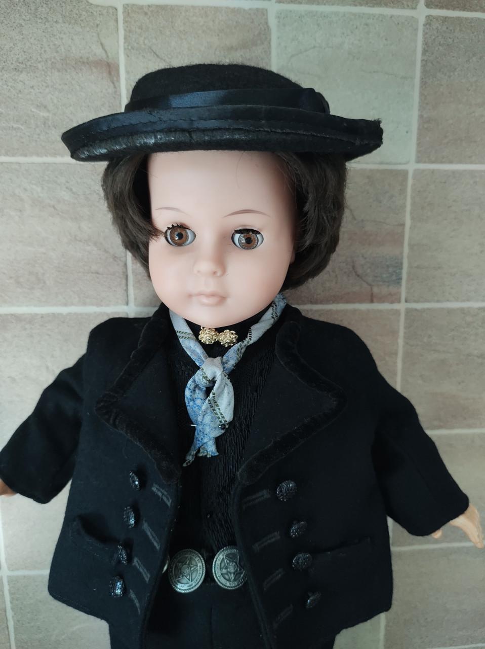 Prachtige pop. Zeeuwse of Walcherse boer op klederdracht. Zeeuwse knopen.