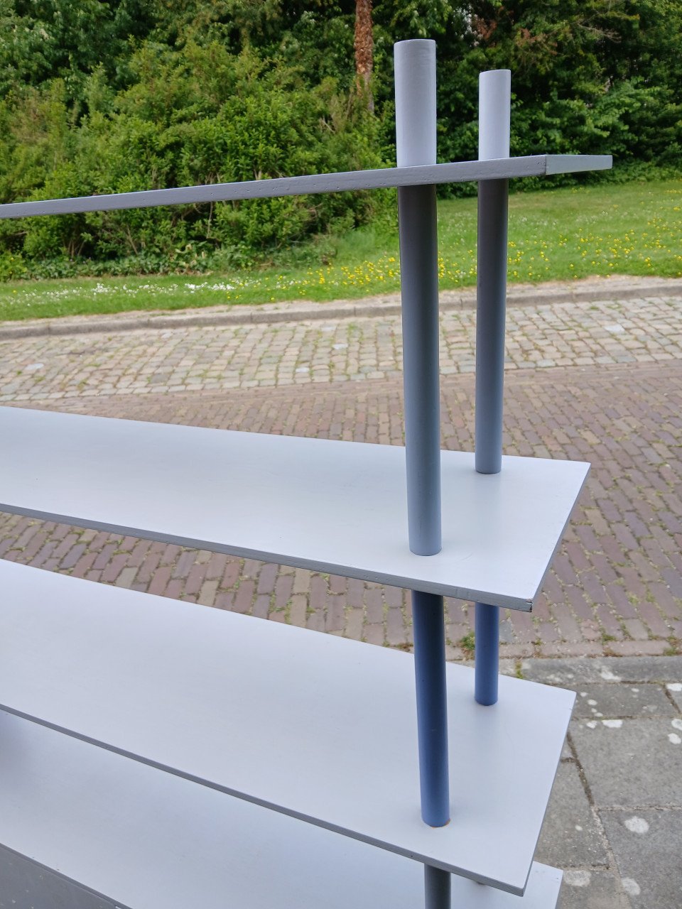 Kastje met schappen en deurtjes