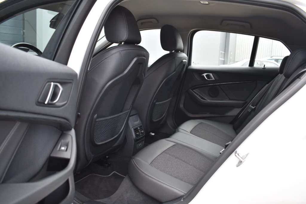 BMW 1 Serie 118i sport line | stoelverwarming | apple carplay | android aut