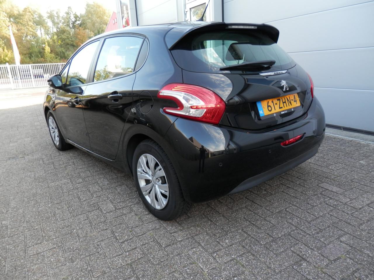 Auto Garant Biedt Aan: Peugeot 208 1.2 VTi Envy