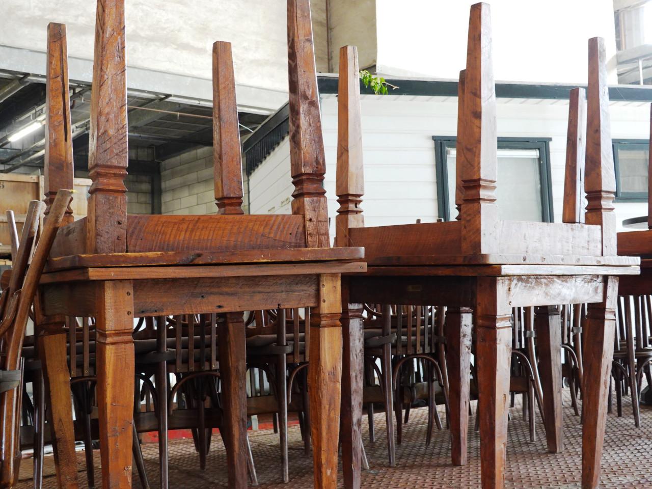 Partij horeca meubilair houten tafels, stoelen, bartafels, barkrukken