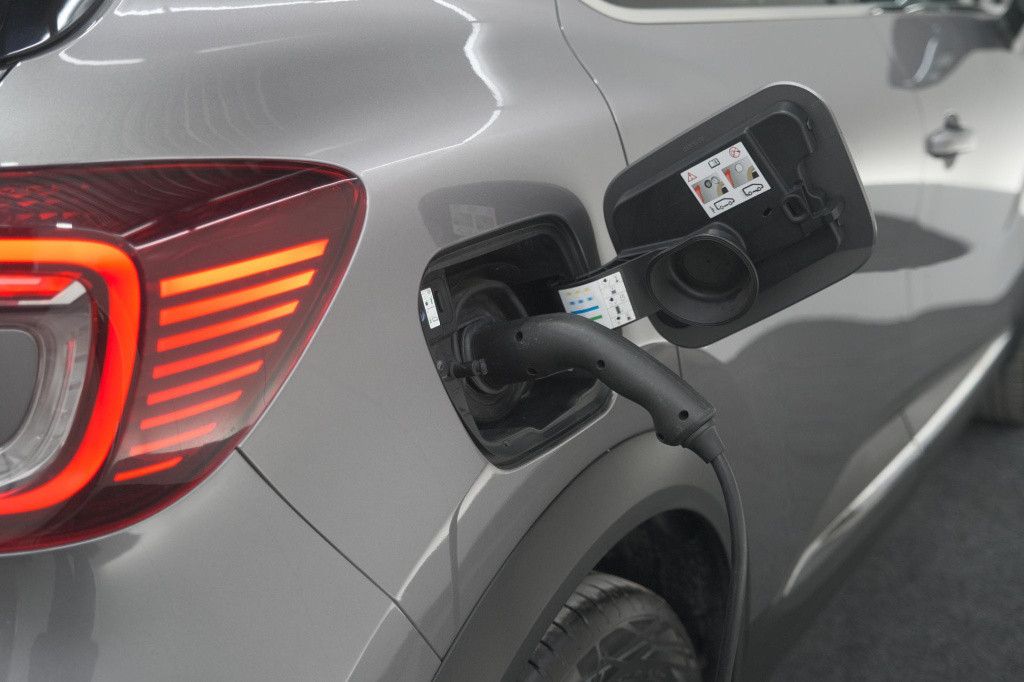 Renault Captur 1.6 e-tech plug-in hybrid 160 intens | parkeersensoren | app