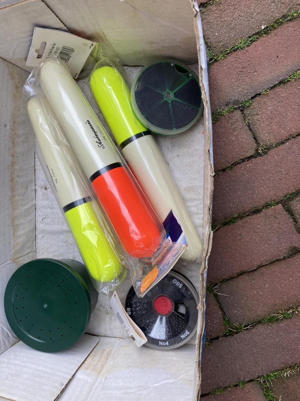 Hengelsteunen/Hengels/Viskoffers/Regenpak AGU/Fietskarretje / Vismolen etc.