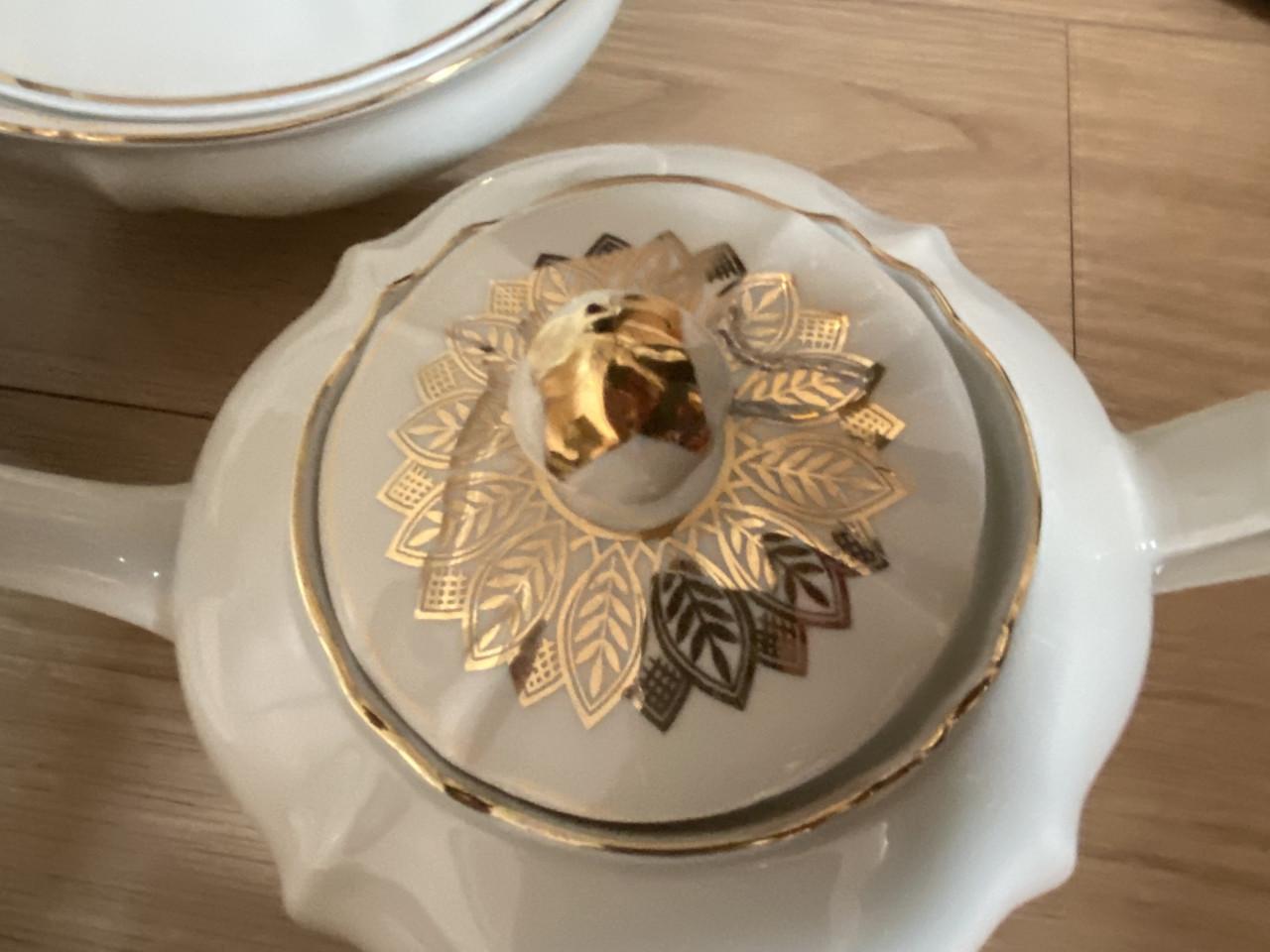 Oud servies met goudkleurige accenten