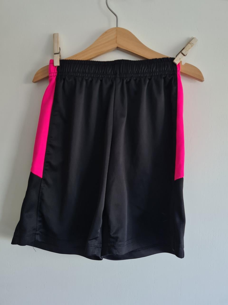 Dutchy zwart fuchsia roze sport setje, shirt en broekje Mt 128