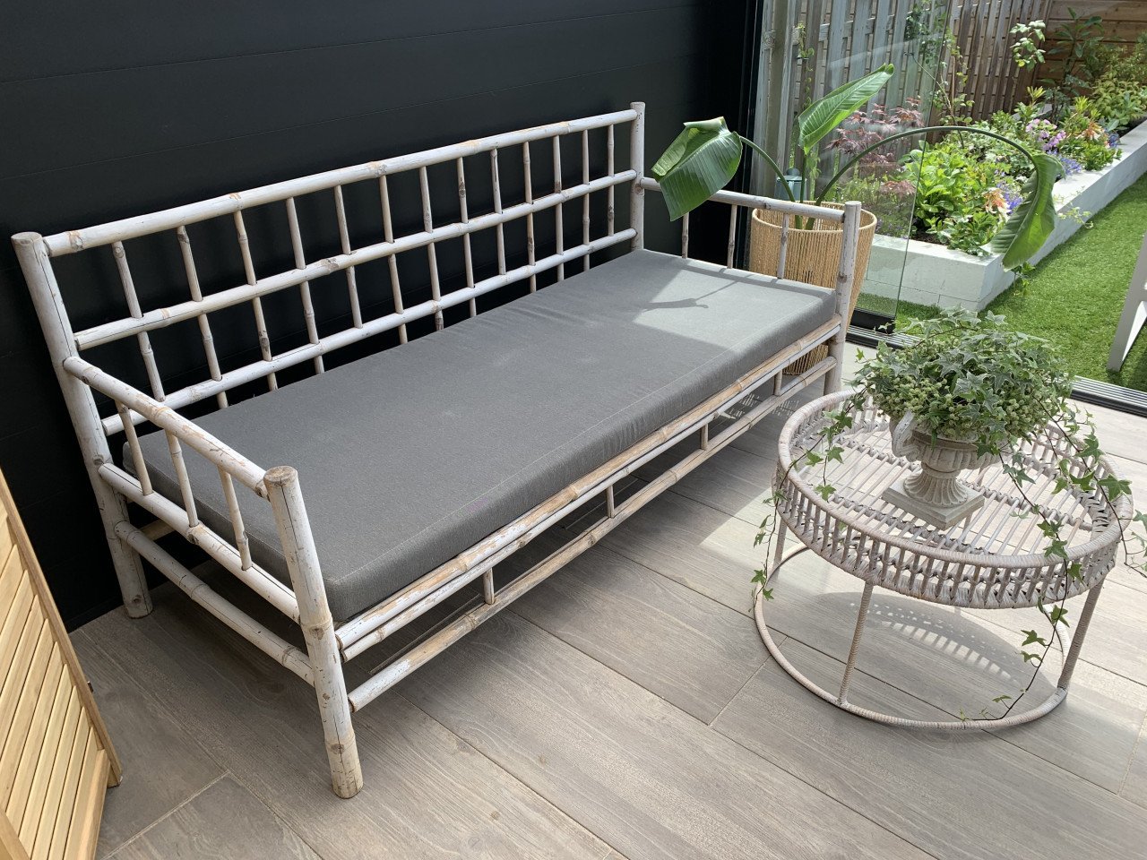 Loungebank en tafel van bamboe, met kussens.