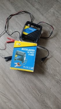 Te koop accu lader 12 volt 6 amp