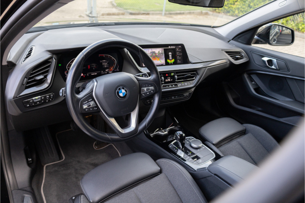 BMW 1 Serie 118i sport line business edition ✅1jaarbovag✅cam✅nav✅apple✅cc